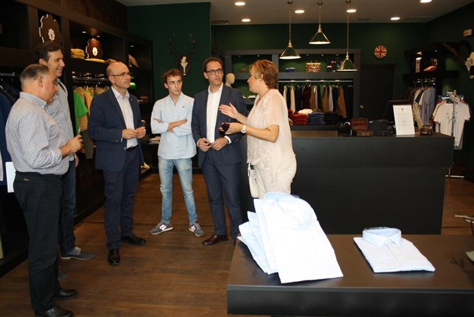 Carmona (centro) visita el CCA de Pozoblanco