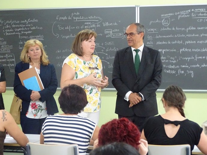 Nota, Audio Y Fotos: La Comunidad Incentiva La Matriculación En Los Centros De E