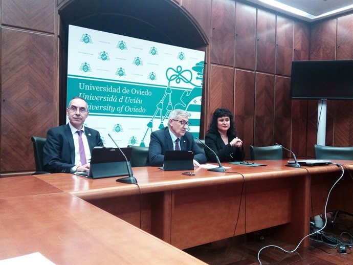 Santiago García Granda, en el centro 