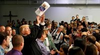 Trump lanza a "modo baloncesto" rollos de papel a los afectados por el huracán en Puerto Rico
