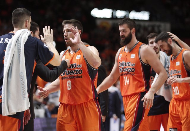 El Valencia Basket vence su primer partido en La Fonteta