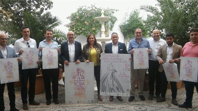 Carrillo (centro) en la presentación de 'Fuente Palmera de Boda'