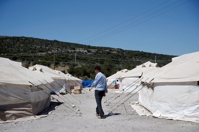 Un refugiado afgano en un campamento cerca de Atenas