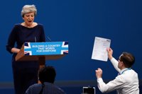 El ministro de Empresas pide "cabeza fría" a los conservadores tras el discurso de May