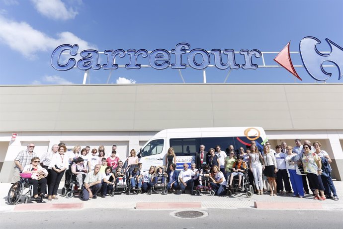 Carrefour dona un vehículo adaptado a ASPROPACE a favor de personas con parálisi