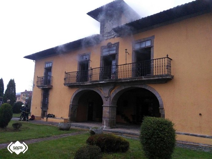 Imagen del incendio en el Palacio de Lieres.