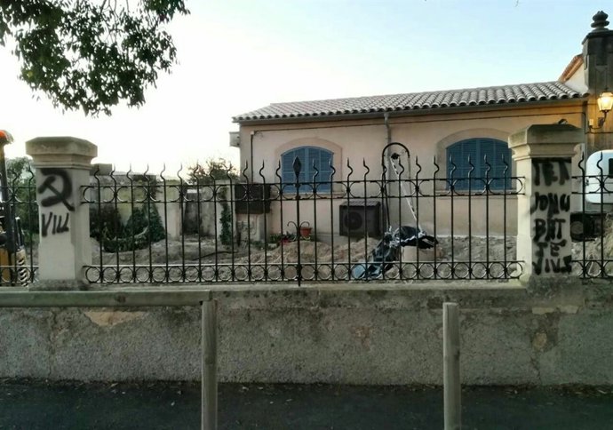 Pintadas en el Ayuntamiento de Montuïri