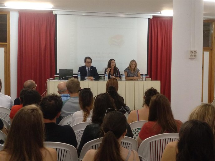 La Junta presenta en El Puerto a los auxiliares bilingües