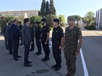 Nieto visita a guardias civiles en la base militar de Sant Climent Sescebes (Girona)