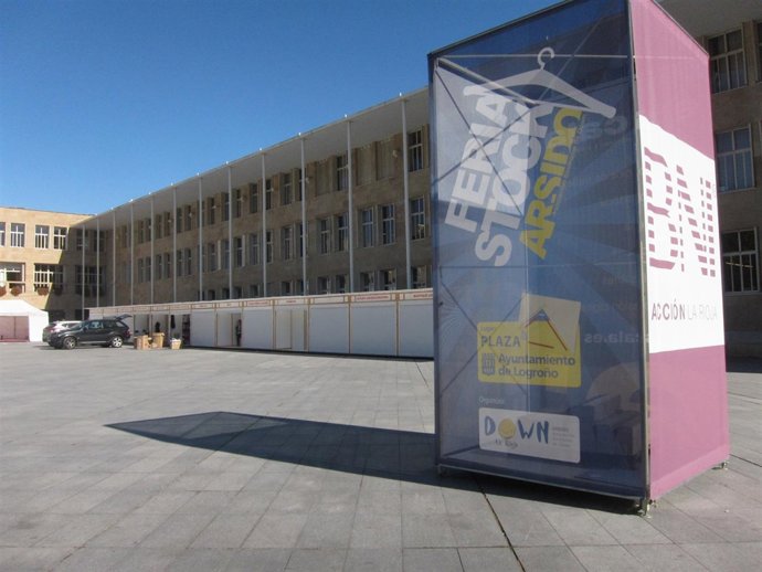 Montaje de la V Feria Arsido en la Plaza del Ayunamiento
