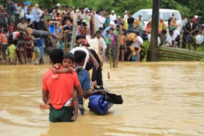 Rohingyas huyendo de Birmania a Bangladesh