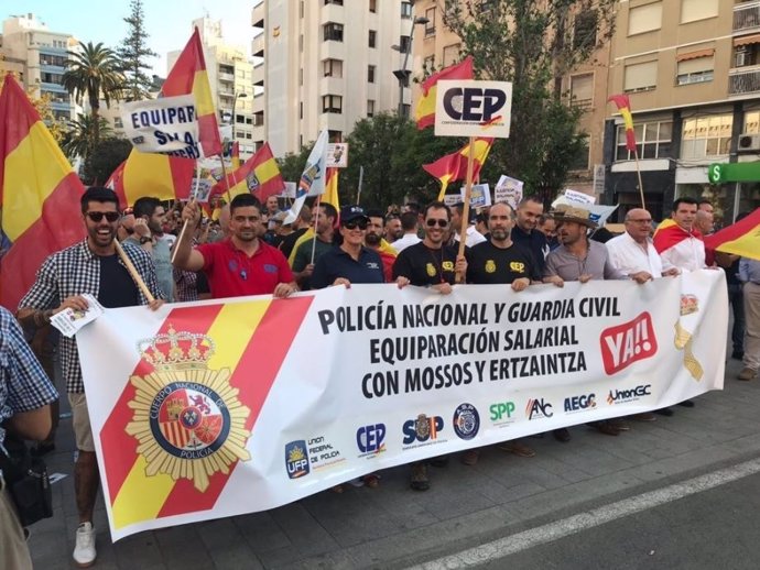 Manifestación de Jusapol en Alicante por equiparación salarial