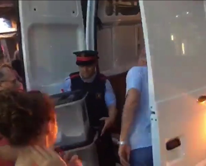 Vídeo de mossos carregant urnes l'1-O