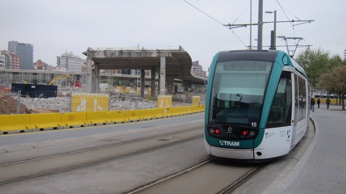 El tramvia, entre l'avinguda Diagonal i la plaça dels Glòries