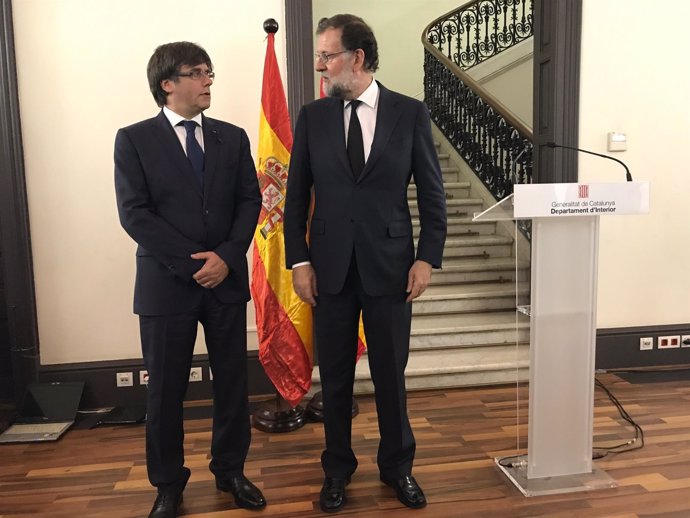 El presidente del Gobierno, Mariano Rajoy, y el del Govern, Carles Puigdemont