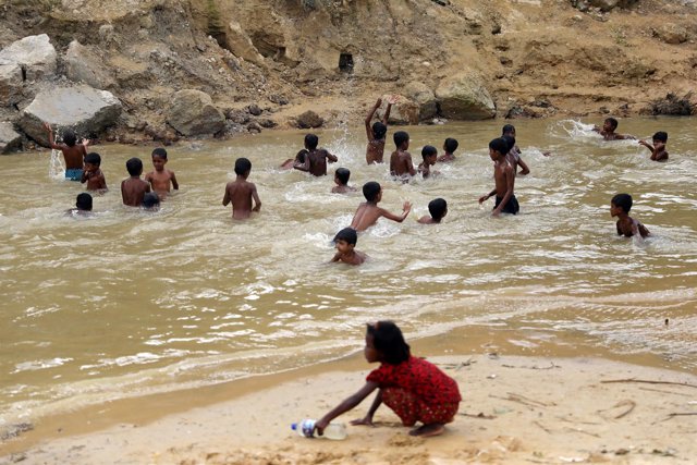 Niños rohingya juegan en un río en Bangladesh