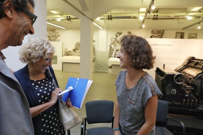 Manuela Carmena conversa con una joven