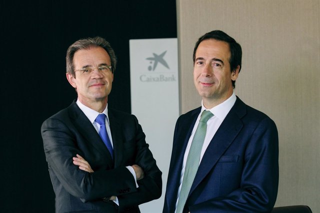 El presidente de CaixaBank, Jordi Gual, y el consejero delegado Gonzalo Gortázar
