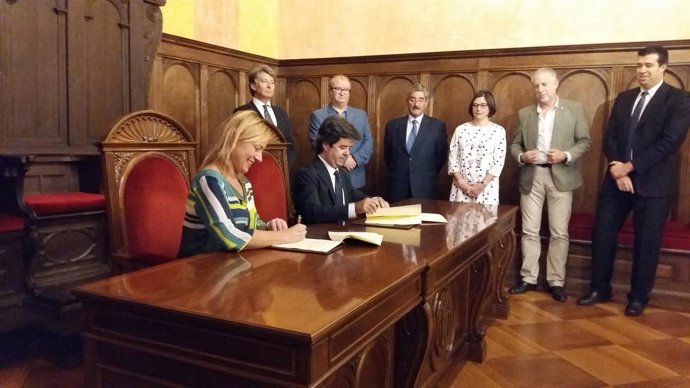 Marta Gastón y Luis Felipe han suscrito esta tarde el acuerdo en Huesca