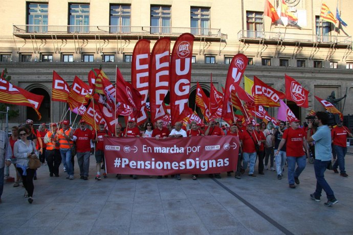 La macha de los sindicatos llega a la plaza del Pilar de Zaragoza.