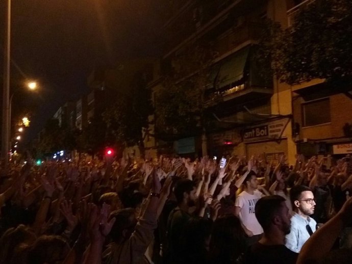 Manifestació en contra d'allotjar a policies de el 1-O en la caserna de Sant Boi