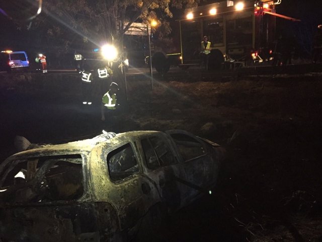 Vehículo incendiado en Guadalix (Madrid) donde han fallecido dos personas