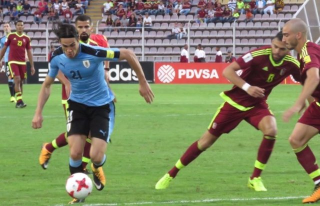 Edinson Cavani en un partido con Uruguay ante Venezuela