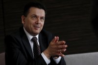 El senador australiano independiente Nick Xenophon anuncia su dimisión