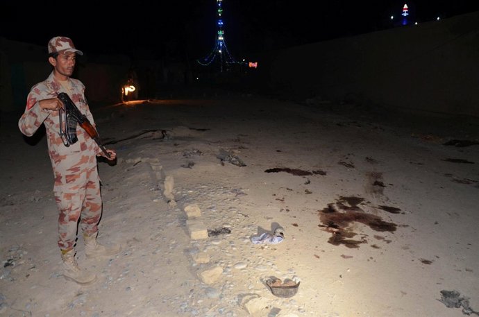 Un soldado pakistaní en el lugar del ataque suicida