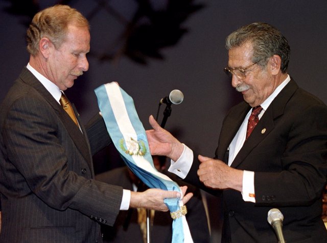 El alcalde de Ciudad de Guatemala, Álvaro Arzú, a la izquierda.