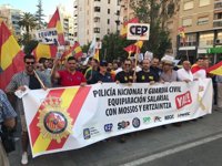 Policías nacionales y guardias civiles se manifiestan este viernes por la equiparación salarial con Mossos y Ertzaintza