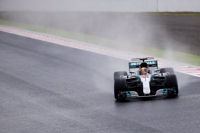 Lewis Hamilton (Mercedes) bajo la lluvia de Japón