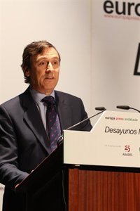 Hernando (PP) pide a Sánchez que "piense más en España y menos en él" y ve una "perversidad" reprobar a Santamaría