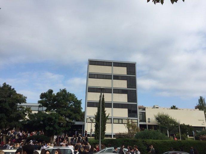 Facultat de Dret de la UB durant l'evacuació