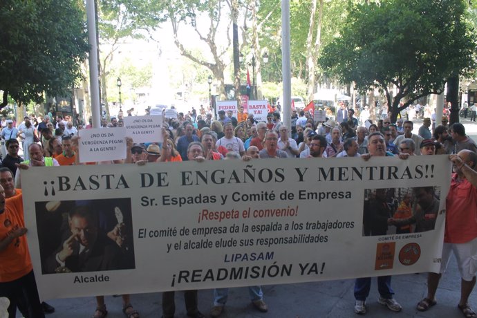 Exeventuales de Lipasam, Participa e IU protestan por el desalojo en Sevilla