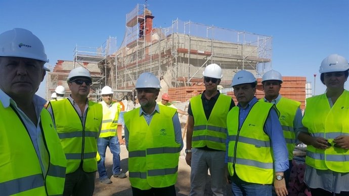 El consejero de Medio Ambiente, José Fiscal, visita las obras del cortijo