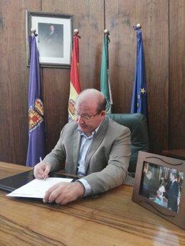 El alcalde de Jaén, Javier Márquez, firma el bando municipal.