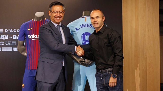 Iniesta y Bartomeu tras firmar la renovación con el Barcelona