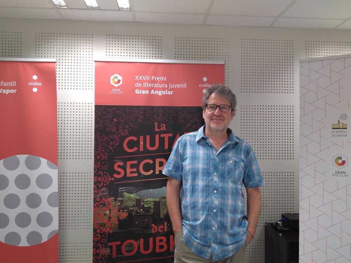 El escritor catalán Francesc Puigpelat ganador del premio Gran Angular