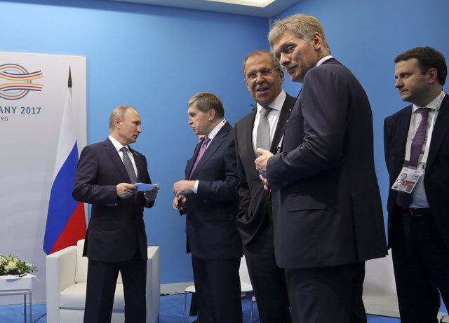 El presidente ruso, Vladimir Putin, junto a algunos de sus ministros