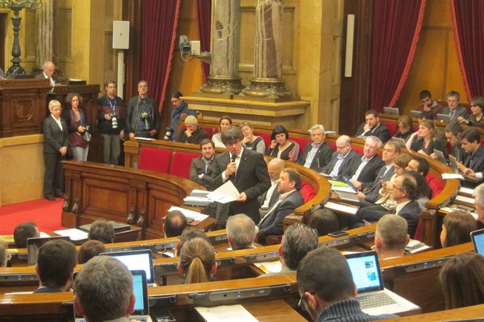 El president de la Generalitat,  Carles Puigdemont, en el ple del Parlament