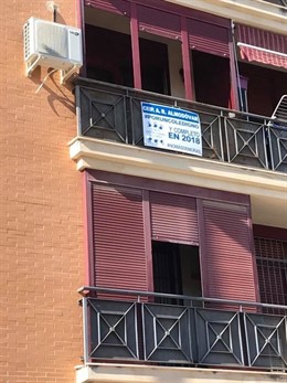 Carteles en los pisos de la AMPA del CEIP Rodríguez Almodóvar.