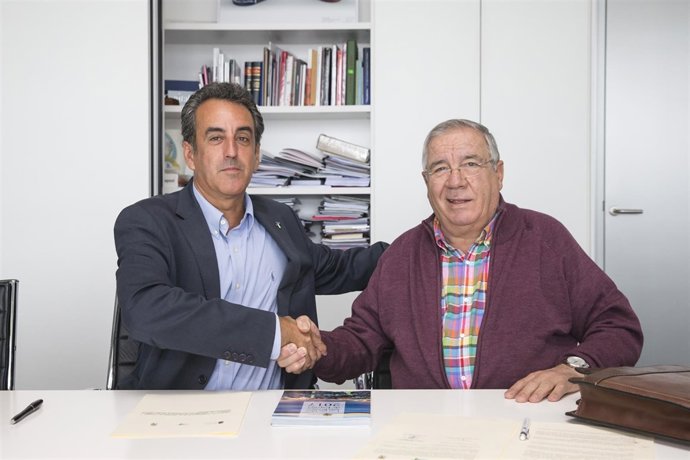 Martín con el alcalde de Santillana del Mar