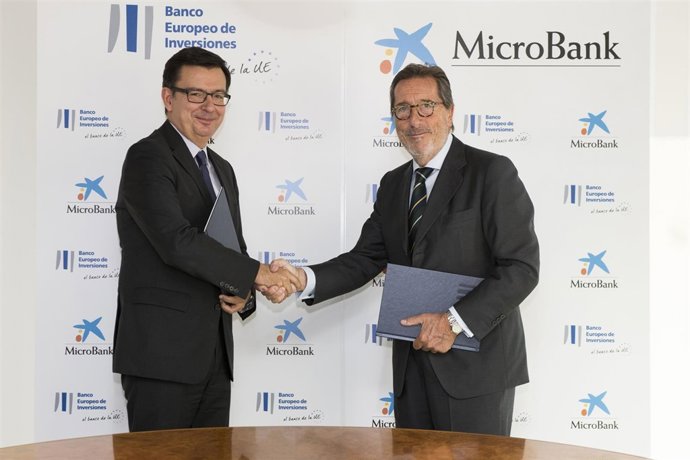 Román Escolano (BEI) y Antonio Vila (MicroBank)