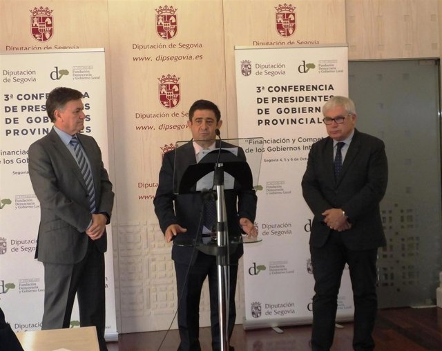 Reyes (c), en la presentación de la 'Declaración de Segovia'. 