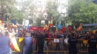 Urnas y banderas de España marcan la manifestación de policías y guardias civiles pidiendo el mismo salario que Mossos