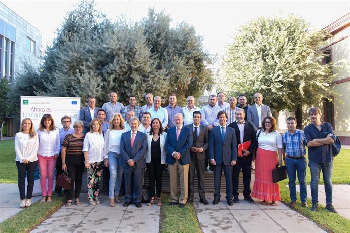 Foto de familia antes de la sesión informativa.