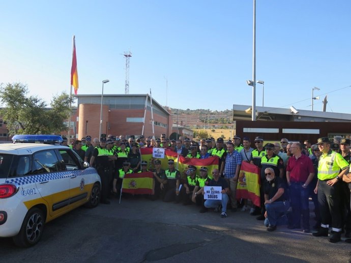 Policías locales se conentran en apoyo a la Guardia Civil y la Policía Nacional