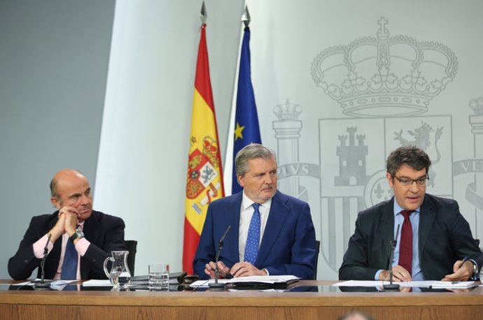 Luis de Guindos, Iñigo Méndez de Vigo y Álvaro Nadal en rueda de prensa