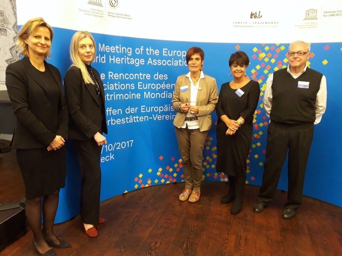 De Santos y Aumente (dcha.) con los organizadores del Encuentro